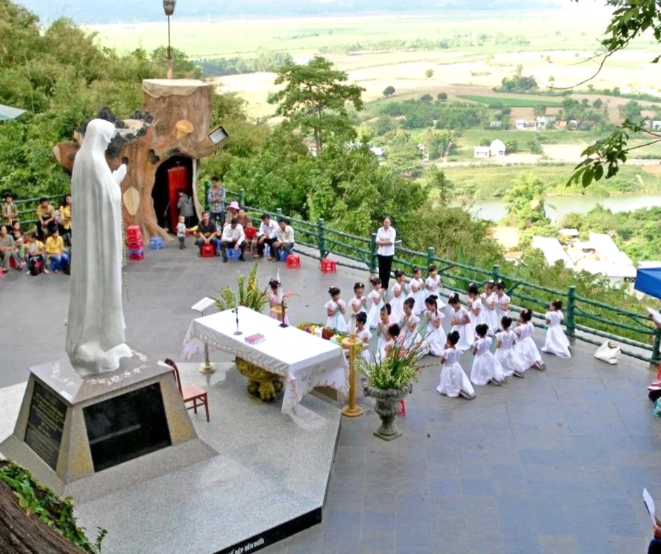 Cho thuê xe đi Đức Mẹ Tà Pao giá rẻ, uy tín - Phan Gia